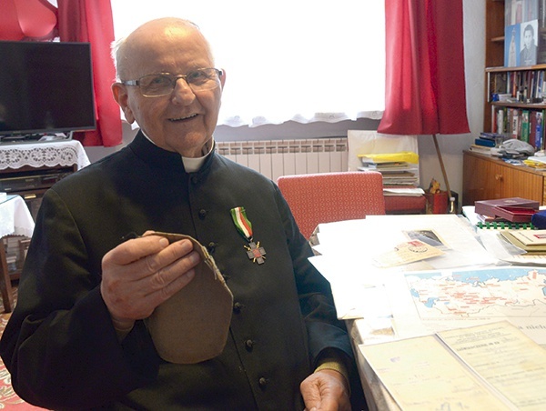 ▲	Ks. kan. Florian Rafałowski z wyjątkową pamiątką z zesłania. Mama Zofia nosiła w niej polskie dokumenty. 