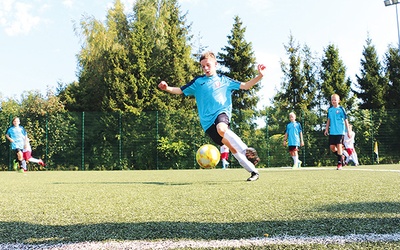 – Poziom sportowy oceniam wysoko. Ci młodzi ludzie naprawdę potrafią grać w piłkę – uważa Mirosław Kowalczyk.