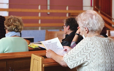 Spotkanie rozpoczyna wspólne odczytanie psalmu.