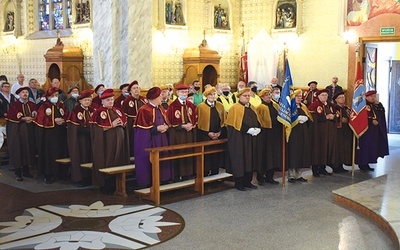 ▲	Wśród pątników nie zabrakło Rycerzy Kolumba i Bractwa  św. Józefa. 