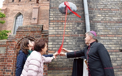 Uroczystość odsłonięcia inskrypcji na budynku plebanii przy ul. Pańskiej.