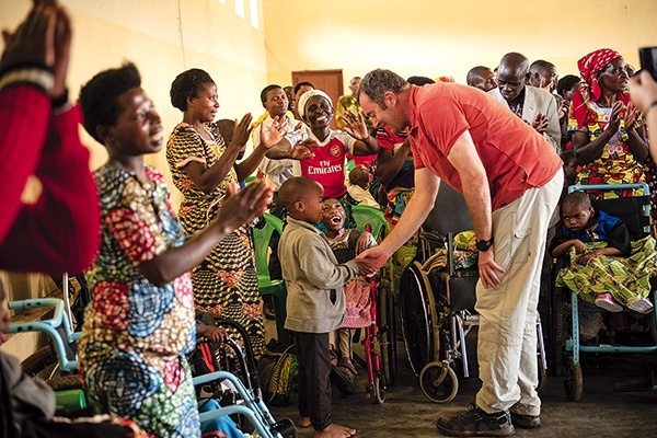 Nyakinama, Rwanda. Spotkanie z niepełnosprawnymi dziećmi i ich rodzinami z programu Adopcja Medyczna.