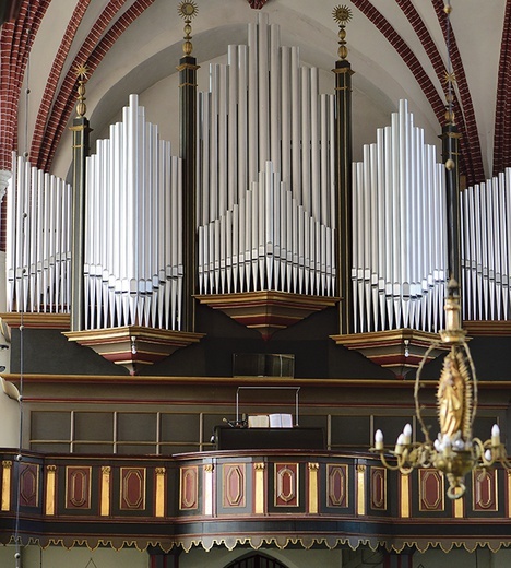 Organy posiadają 52 głosy, podzielone na cztery sekcje muzyczne.