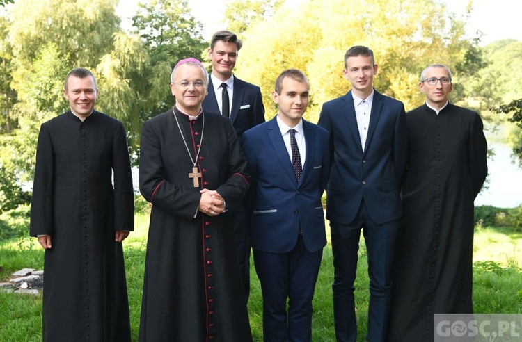 Lubniewice. Bp Lityński spotkał się z kandydatami do seminarium 