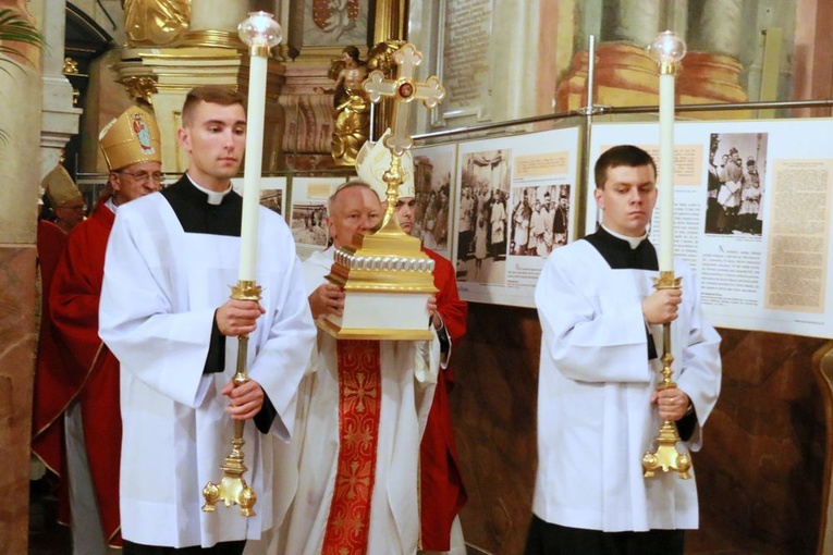 Uroczyste wniesienie relikwii.