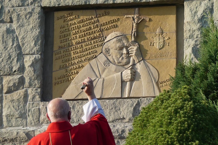 Ks. prałat Marcin Aleksy pobłogosławił nową tablicę z wizerunkiem św. Jana Pawła II i jego słowami ze Skoczowa z 1995 r., umieszczonymi na cokole Krzyża Trzeciego Tysiąclecia.