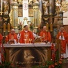 Wraz z biskupem Mszę św. koncelebrowali zaprzyjaźnieni z klaryskami księża.