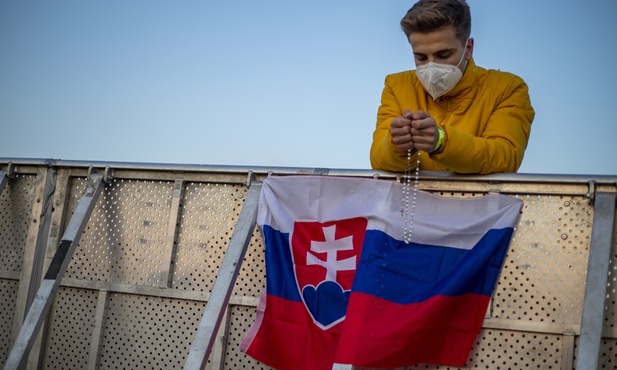 Papież modlił się z biskupami w sanktuarium w Szasztinie