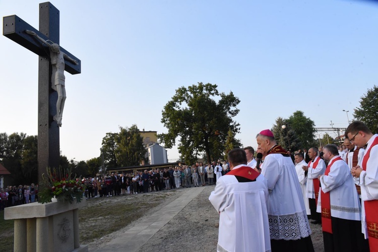 Modlitwa przy krzyżu misyjnym.