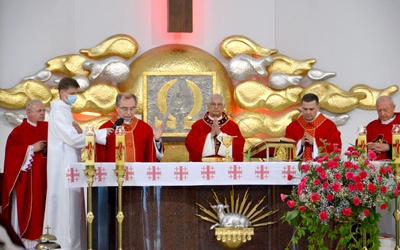 Mszę św. koncelebrowali księża z całego miasta.