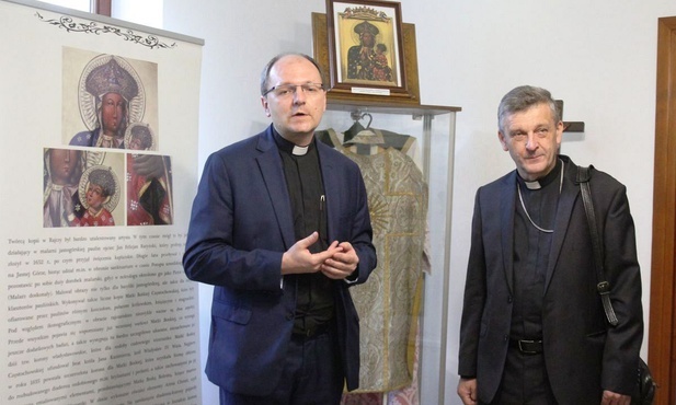 Bp Roman Pindel i ks. Szymon Tracz podczas otwarcia salki muzealnej w starej plebanii w Rajczy.