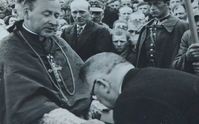 Bp Goral w czasie wizytacji kanonicznej w jednej z parafii archidiecezji.
