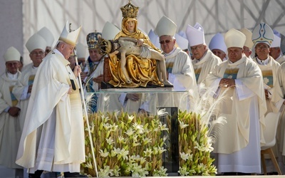 Papież, biskupi, wokół figury Matki Bożej Bolesnej, patronki Słowacji