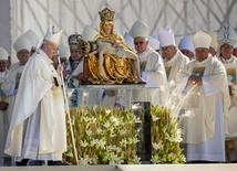 Papież, biskupi, wokół figury Matki Bożej Bolesnej, patronki Słowacji