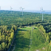 Park wiatrowy składający się z 15 turbin o mocy 2,080 MW każda. Elektrownia usytuowana na górze Kamieńsk w okolicach Bełchatowa. Jest to pierwsza tego typu inwestycja zrealizowana przez Grupę PGE.