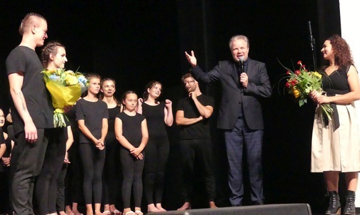 Aktorzy-tancerze dziękowali swojej reżyserce i choreografce - Agnieszce Wizner.