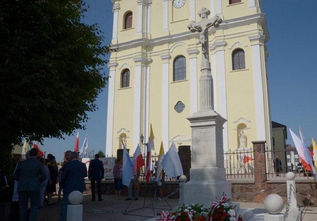 Poświęcenie krzyża niepodległości