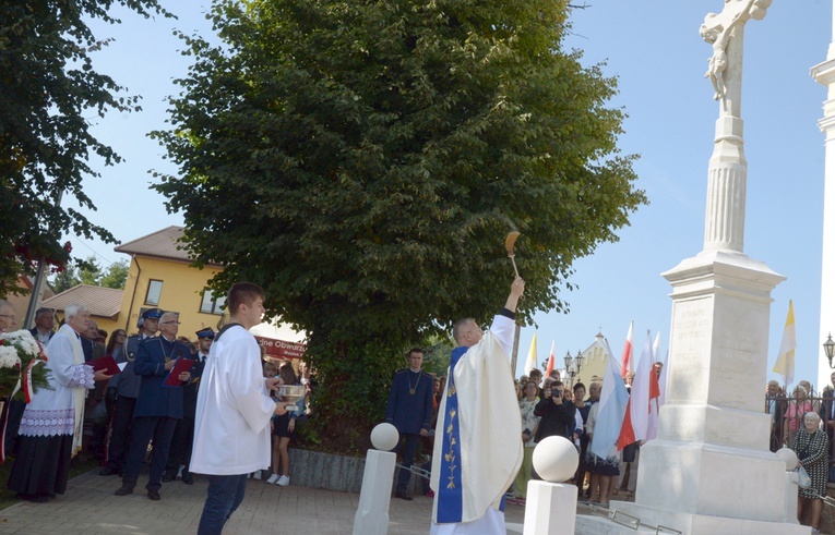 Poświęcenia dokonał ks. Sławomir Grochalak SAC, kustosz sanktuarium MB Wychowawczyni w Czarnej.