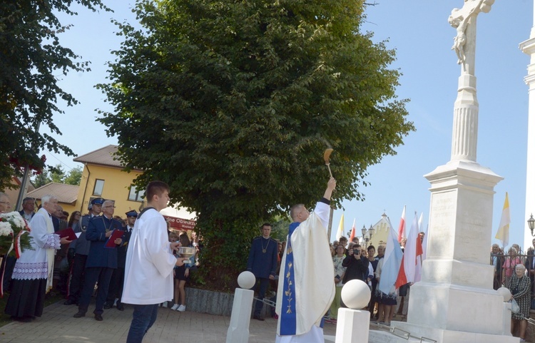 Poświęcenia dokonał ks. Sławomir Grochalak SAC, kustosz sanktuarium MB Wychowawczyni w Czarnej.