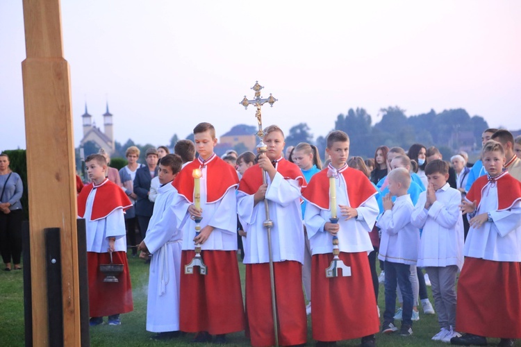 Poświęcenie krzyża w Róży