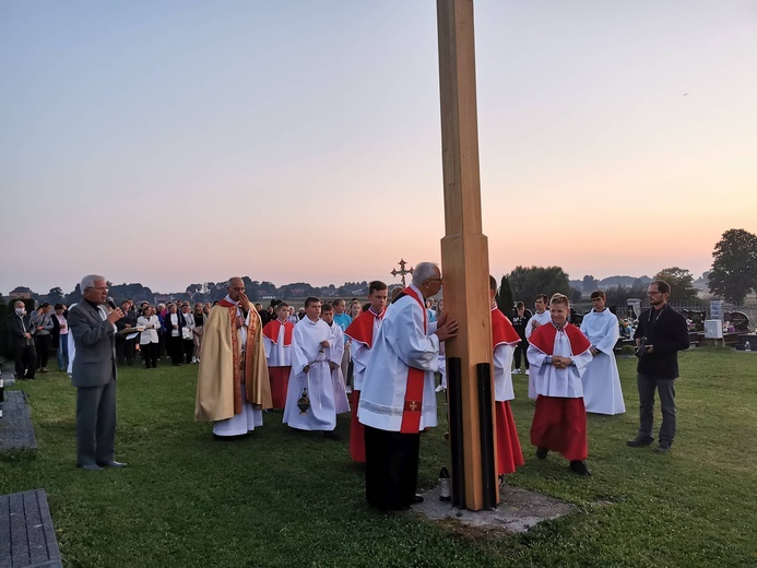 Poświęcenie krzyża w Róży