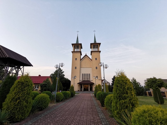 Poświęcenie krzyża w Róży