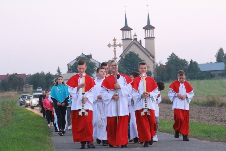 Poświęcenie krzyża w Róży