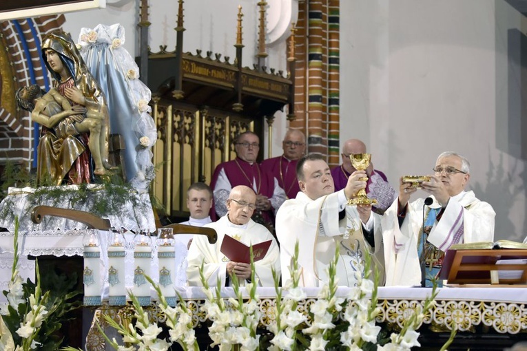 Msza św. w kolegiacie MB Bolesnej i Aniołów Stróżów.