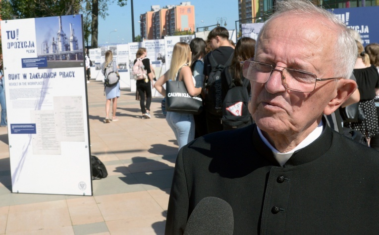 Ks. prał. Czesław Sadłowski, legendarny opozycjonista, na uroczystości otwarcia ekspozycji.