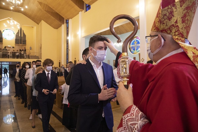 Bierzmowani w parafii św. Krzysztofa na Piaskach