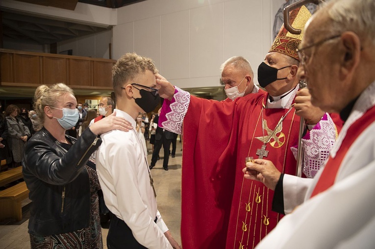 Bp Tadeusz Pikus do bierzmowanej młodzieży: Bądźcie święci