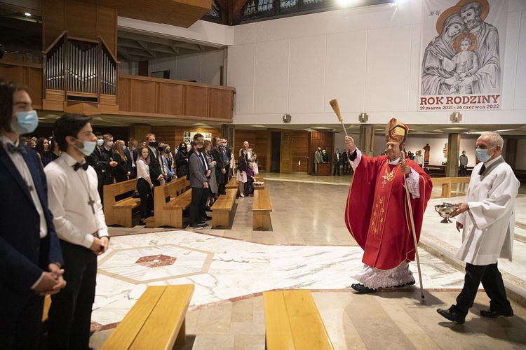 Bp Tadeusz Pikus do bierzmowanej młodzieży: Bądźcie święci