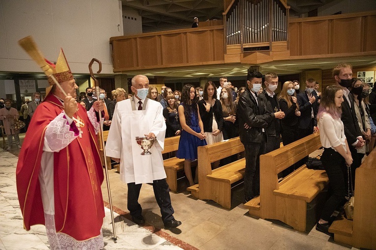 Bp Tadeusz Pikus do bierzmowanej młodzieży: Bądźcie święci