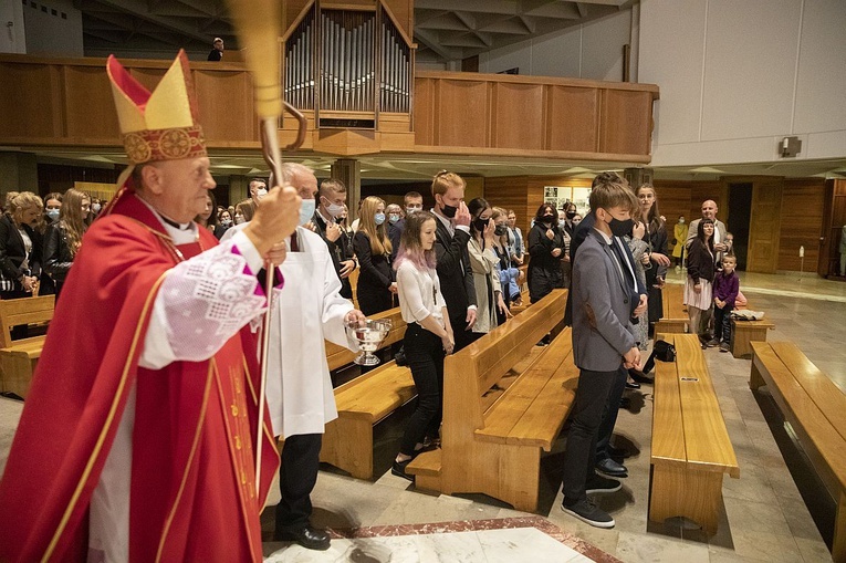 Bp Tadeusz Pikus do bierzmowanej młodzieży: Bądźcie święci