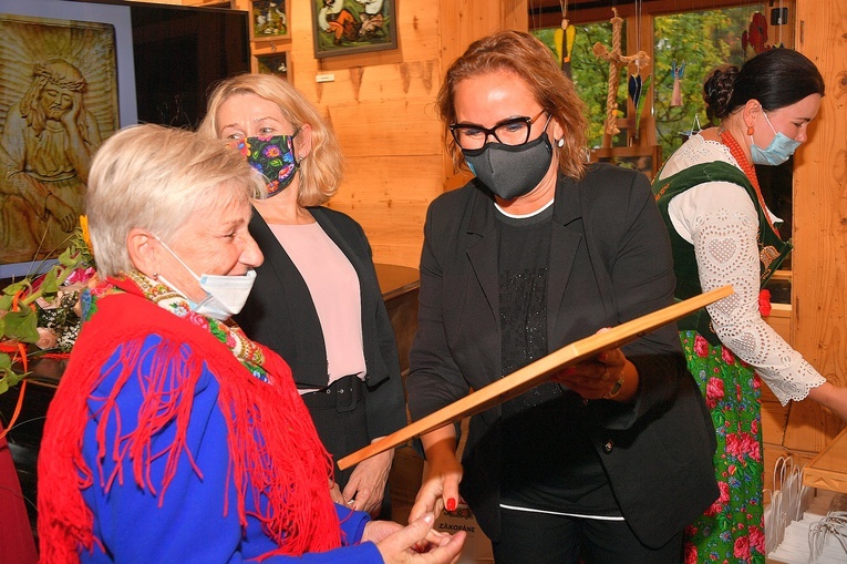 Frasobliwy w drewnie i na obrazie