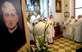 Ordynariusz radomski w rektoralnym kościele pw. św. Józefa w Kozienicach podczas Eucharystii sprawowanej w intencji wyniesienia na ołtarze założycielki Zgromadzenia Sióstr Franciszkanek od Cierpiących.