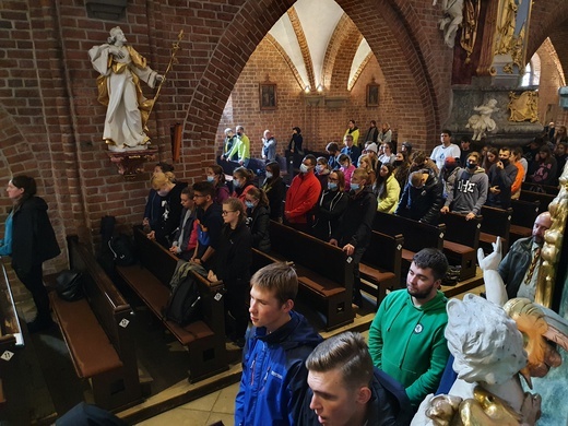 Nocna pielgrzymka młodzieży do Rud