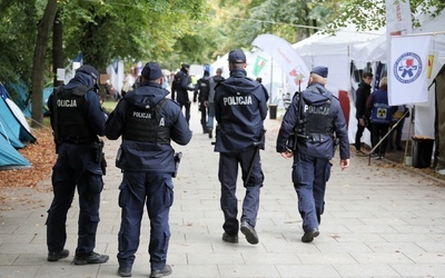 Huk przerwał konferencję w "białym miasteczku"; policja: mężczyzna nie żyje