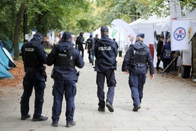 Huk przerwał konferencję w "białym miasteczku"; policja: mężczyzna nie żyje