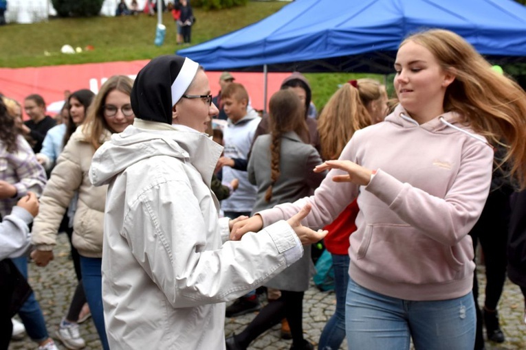 Light for Life 2021. Belgijka i strefy młodych