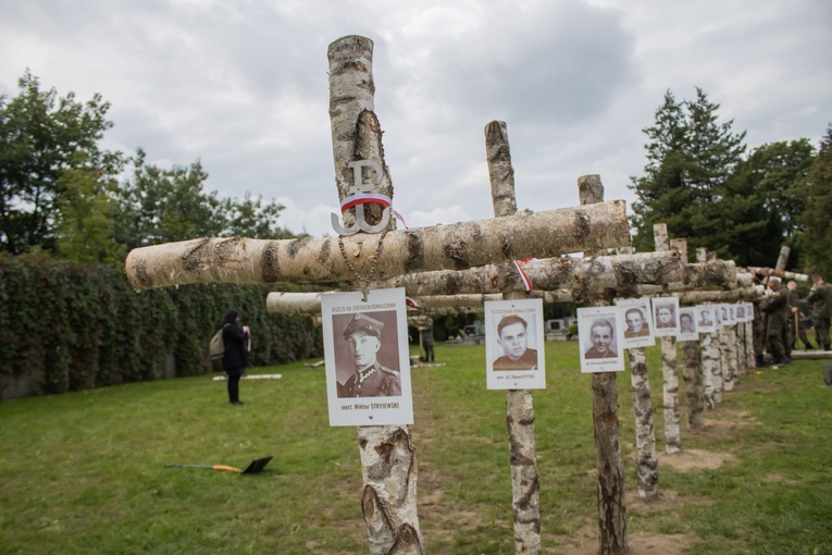 Bohaterom na Łączce. Nowe krzyże brzozowe na Powązkach Wojskowych