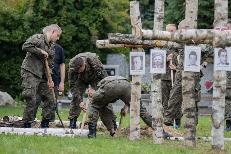 Bohaterom na Łączce. Nowe krzyże brzozowe na Powązkach Wojskowych