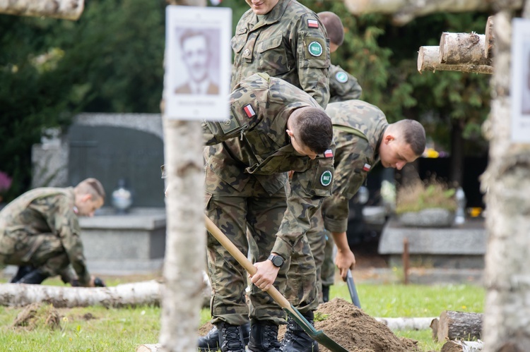 Bohaterom na Łączce. Nowe krzyże brzozowe na Powązkach Wojskowych