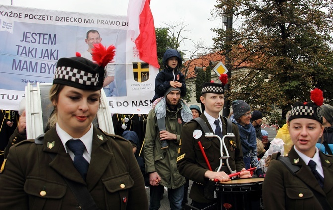 XVI Narodowy Marsz Życia i Rodziny przeszedł ulicami Warszawy [GALERIA]