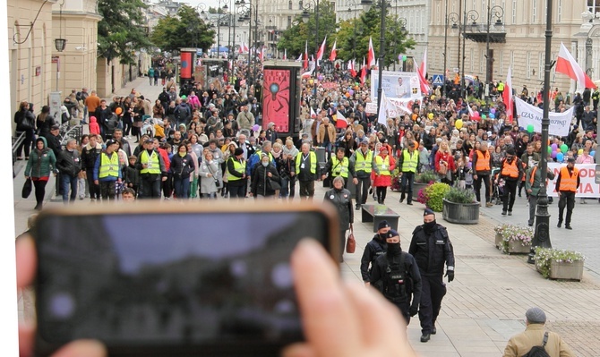 XVI Narodowy Marsz Życia i Rodziny przeszedł ulicami Warszawy [GALERIA]