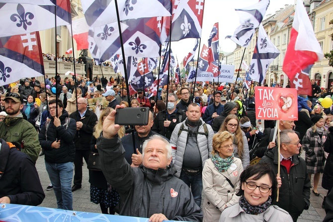 XVI Narodowy Marsz Życia i Rodziny przeszedł ulicami Warszawy [GALERIA]