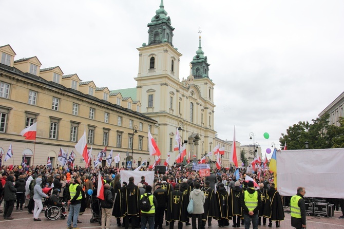 XVI Narodowy Marsz Życia i Rodziny przeszedł ulicami Warszawy [GALERIA]