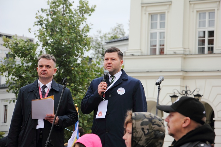 XVI Narodowy Marsz Życia i Rodziny przeszedł ulicami Warszawy [GALERIA]