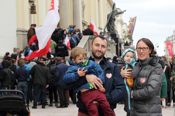 XVI Narodowy Marsz Życia i Rodziny przeszedł ulicami Warszawy [GALERIA]