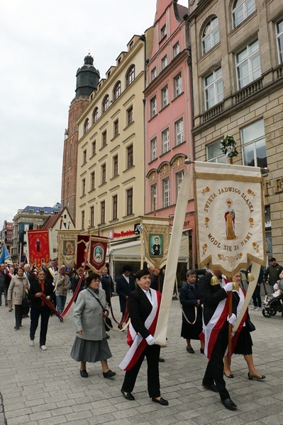 Procesja z relikwiami św. Stanisława i św. Doroty przez Wrocław